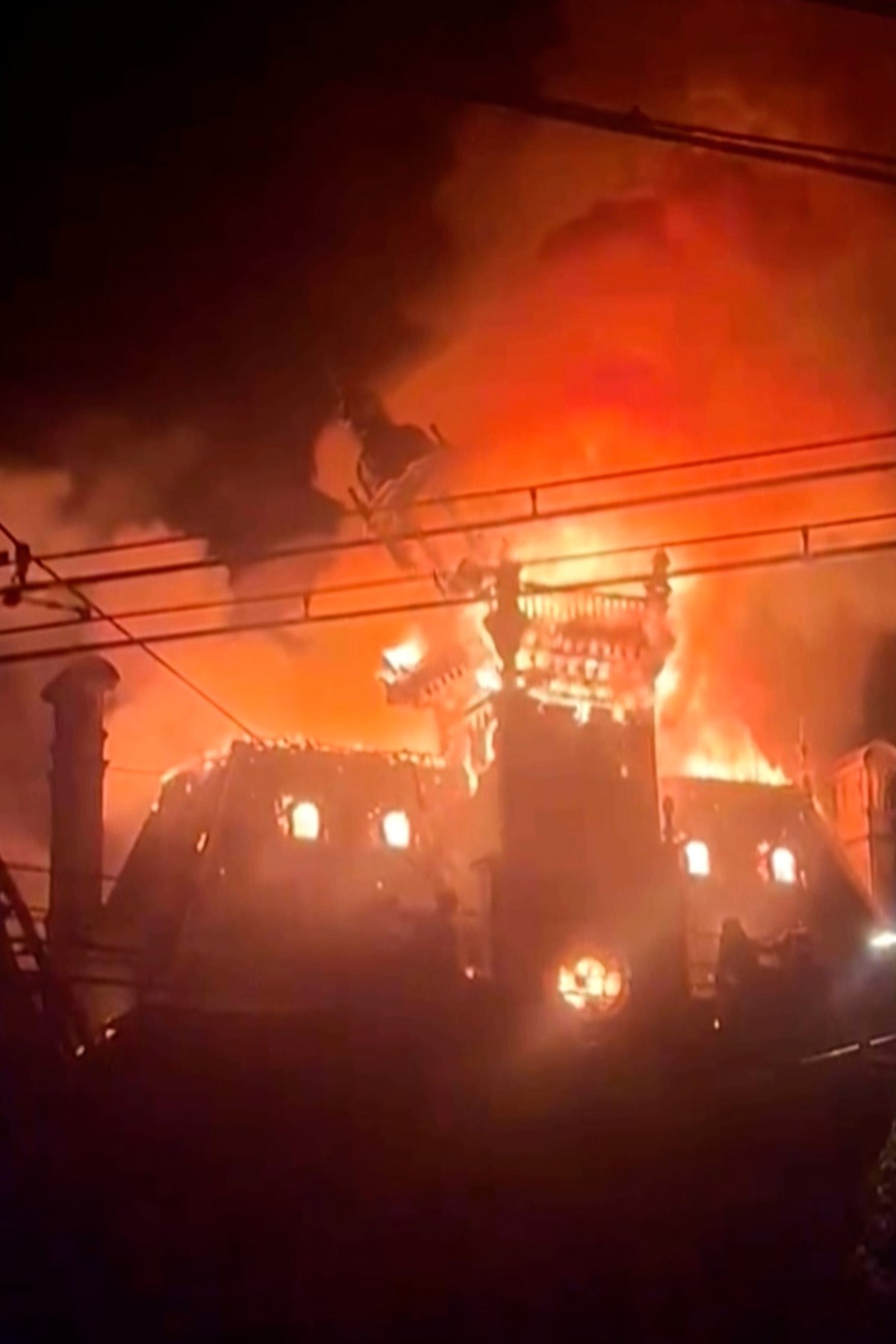 Počas protestov podpálili historickú radnicu vo Francúzsku. Dvoch mužov ...