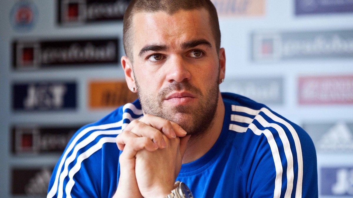 Futbalista Filip Šebo Hoci je single, na prechádzke kočíkoval