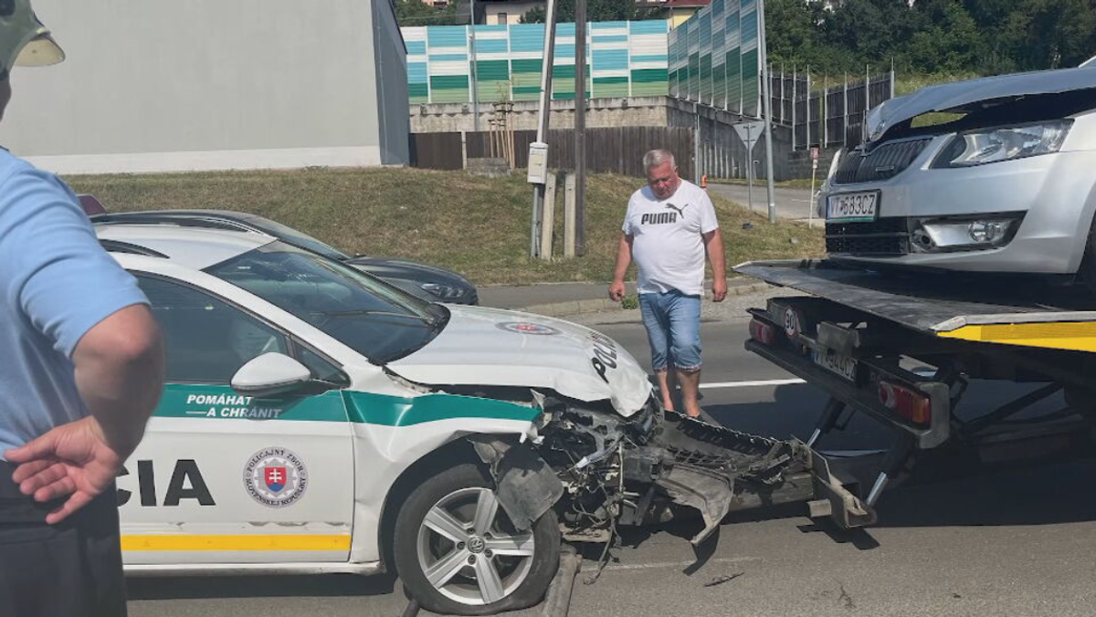 Zvláštna nehoda osobného auta: Vodič prešiel do protismeru a narazil do policajtov