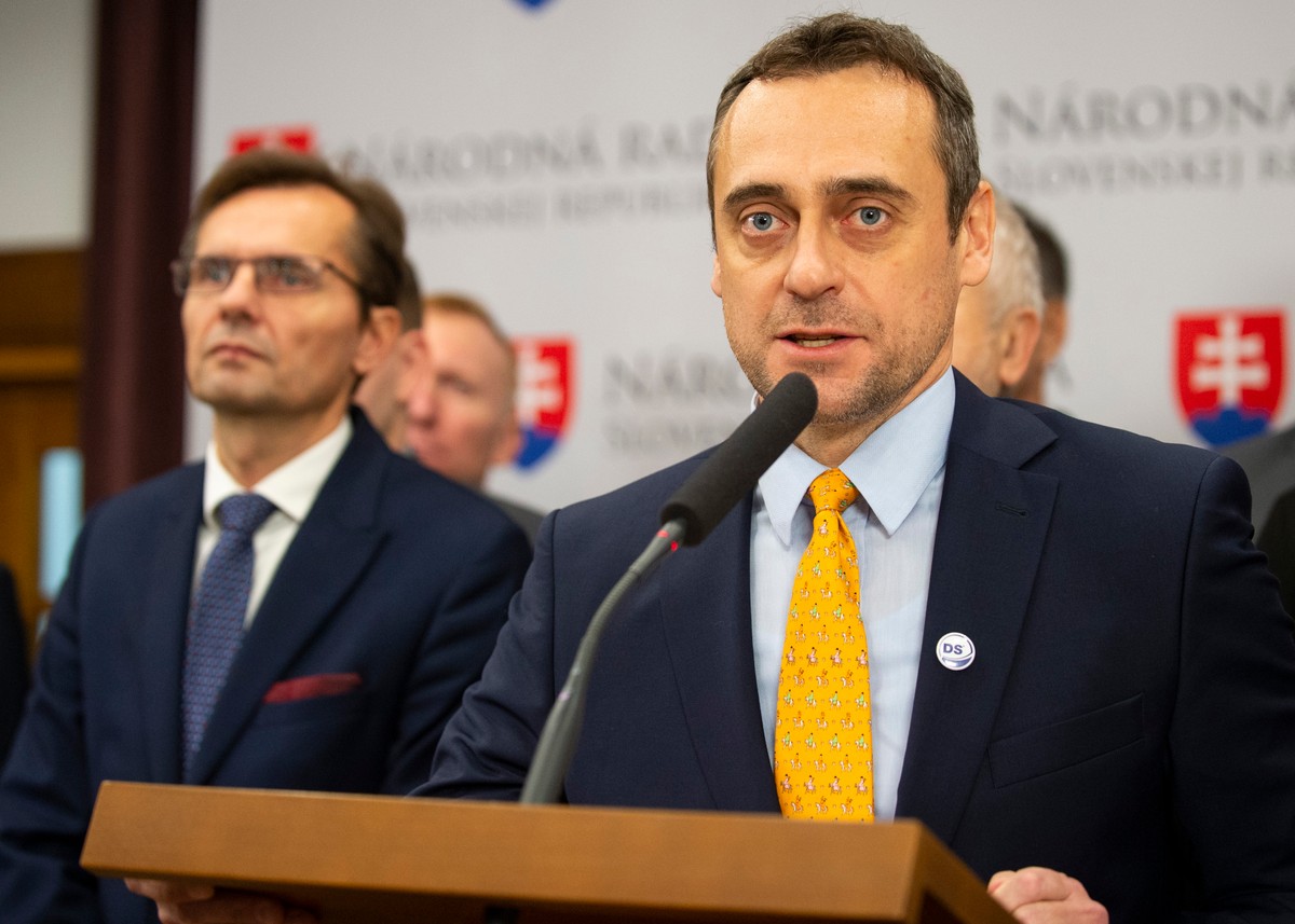 Galko a Rajtár sa musia ospravedlniť J&T za nepravdivé obvinenia z podvodov