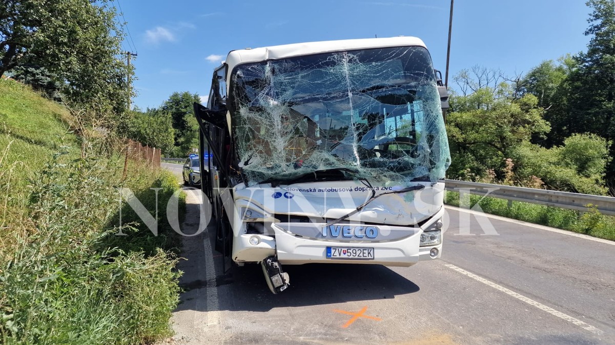 V Brezne sa zrazil autobus s traktorom, hlásia zranených