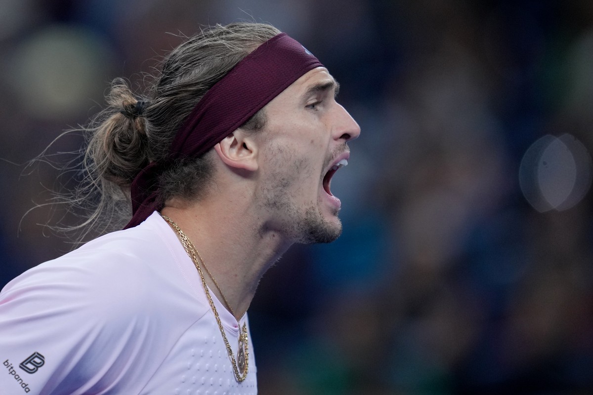 Carlos Alcaraz loses to Zizou Bergs as Alexander Zverev clinches No. 1
