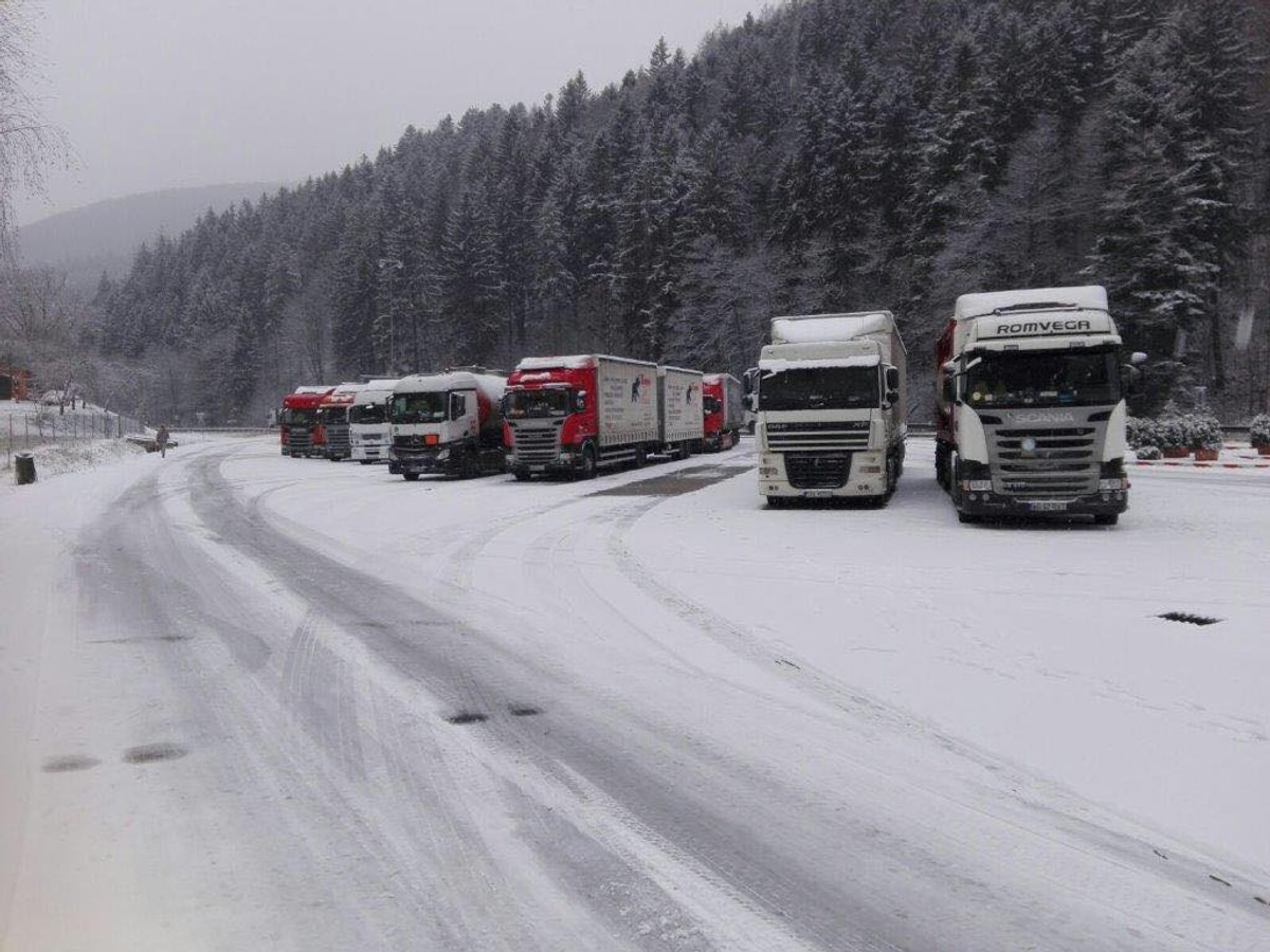 Donovaly uzavreli pre všetku dopravu. Skrížilo sa tam viacero kamiónov