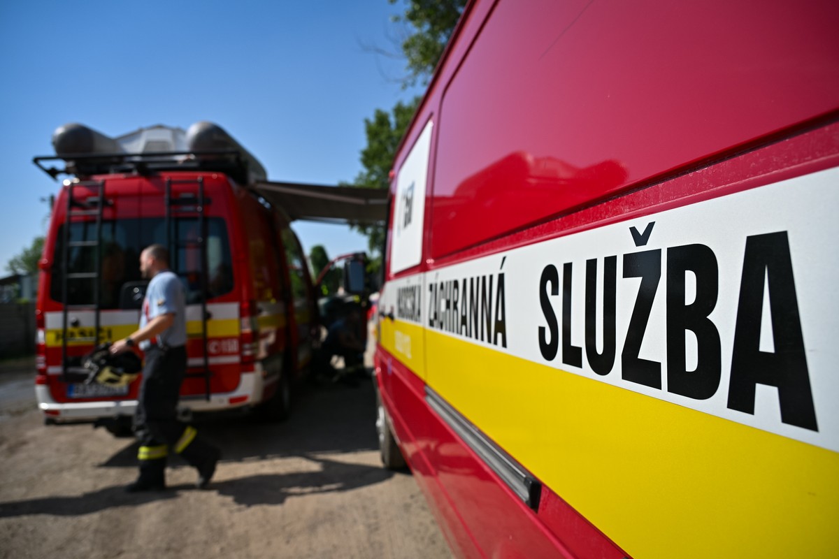 Požiar ilegálnej skládky je lokalizovaný. Hasiči sú stále na mieste