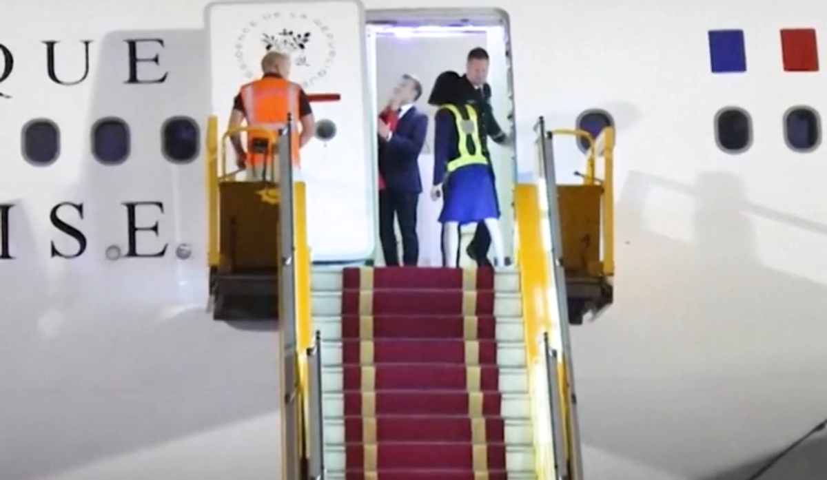 Novinár prezradil, prečo dostal Macron facku od manželky