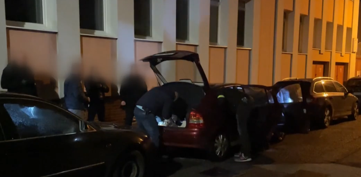 Pod lampou býva najväčšia tma: Protidrogová razia v dome pár metrov od policajnej stanice