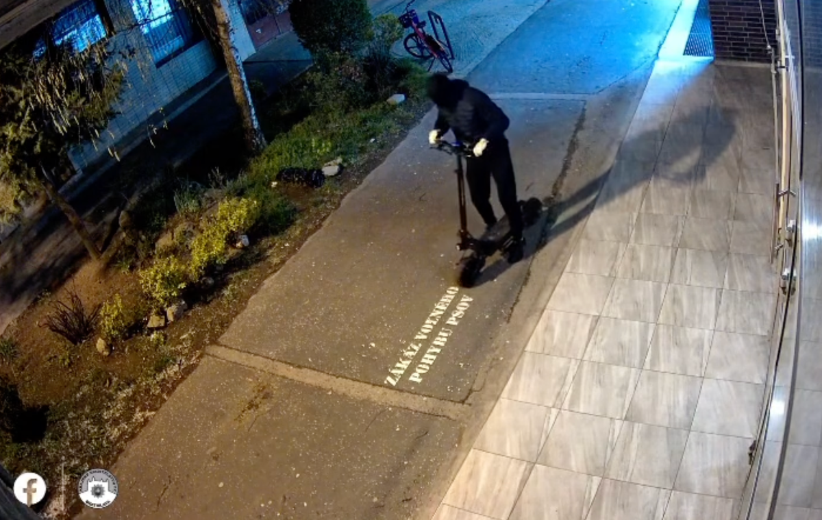 Neznámy páchateľ prepadol záložňu so zbraňou, polícia po ňom pátra