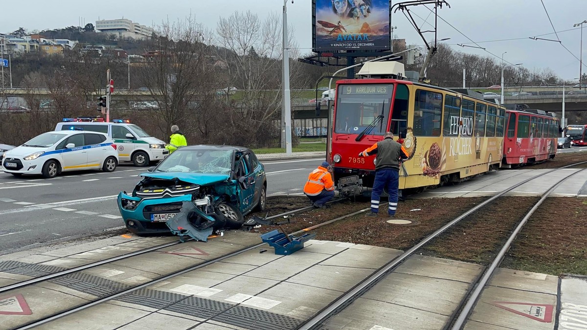 V hlavnom meste došlo k zrážke auta a električky. Vodička skončila v nemocnici