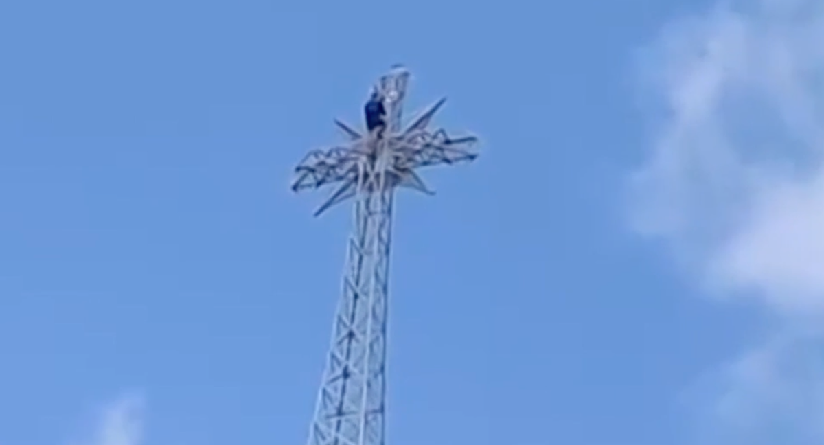 Mężczyzna wspiął się na ogromny metalowy krzyż