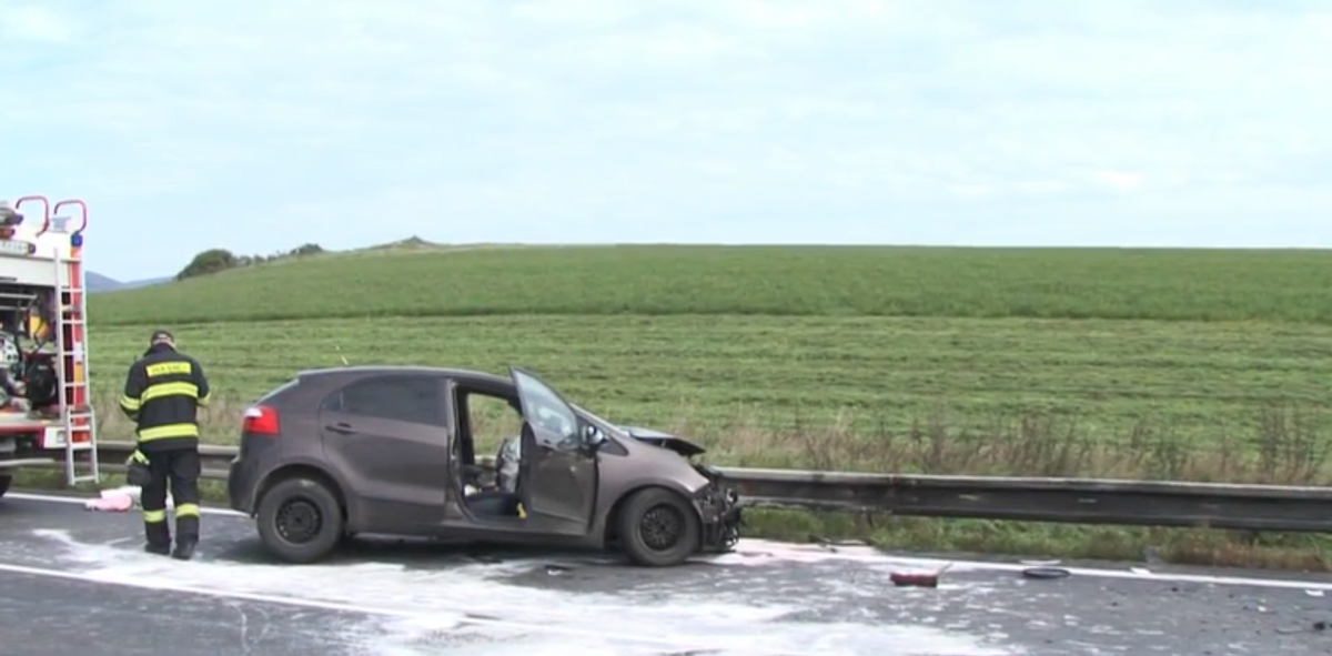 Auto prešlo do protismeru a vrazilo do kamiónu. Vodič je ťažko zranený