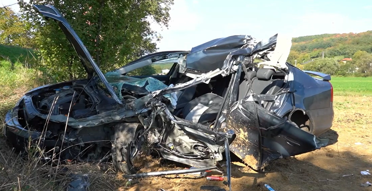 Chcel sa vyhnúť čelnej zrážke, aj tak prišiel o život. Osobné auto ...