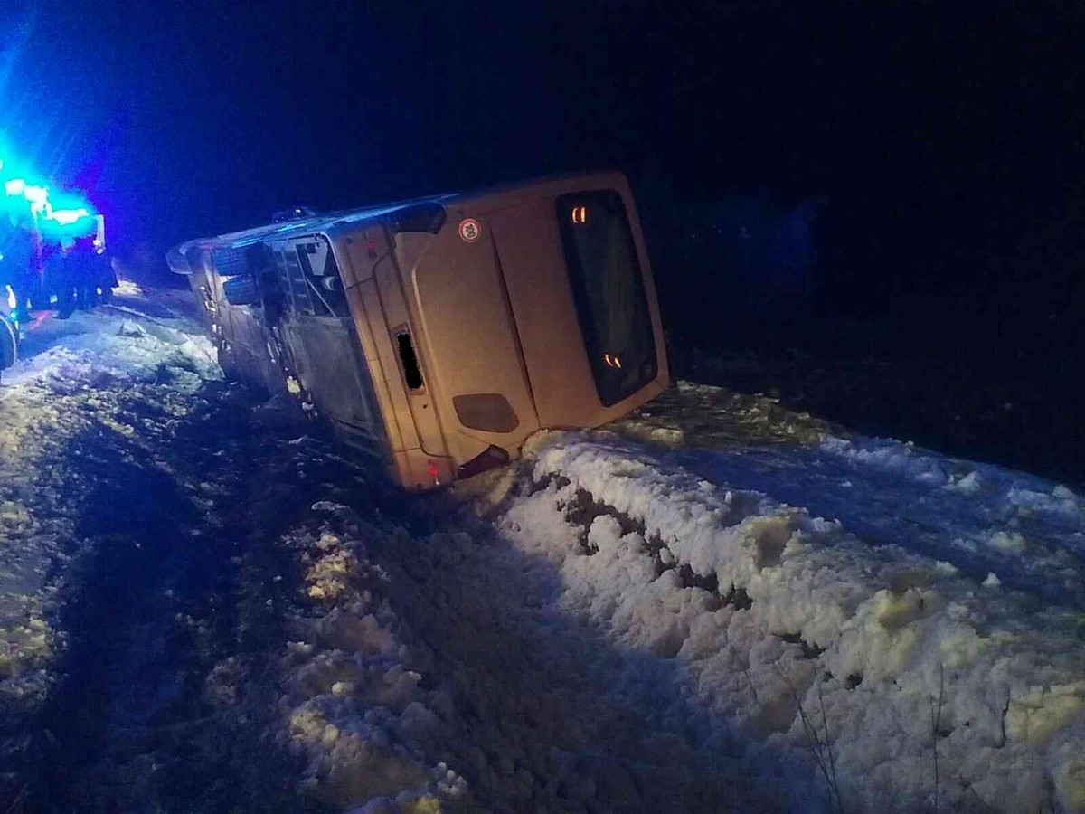 Autobus havaroval na klzkej ceste. Zranili sa tri osoby