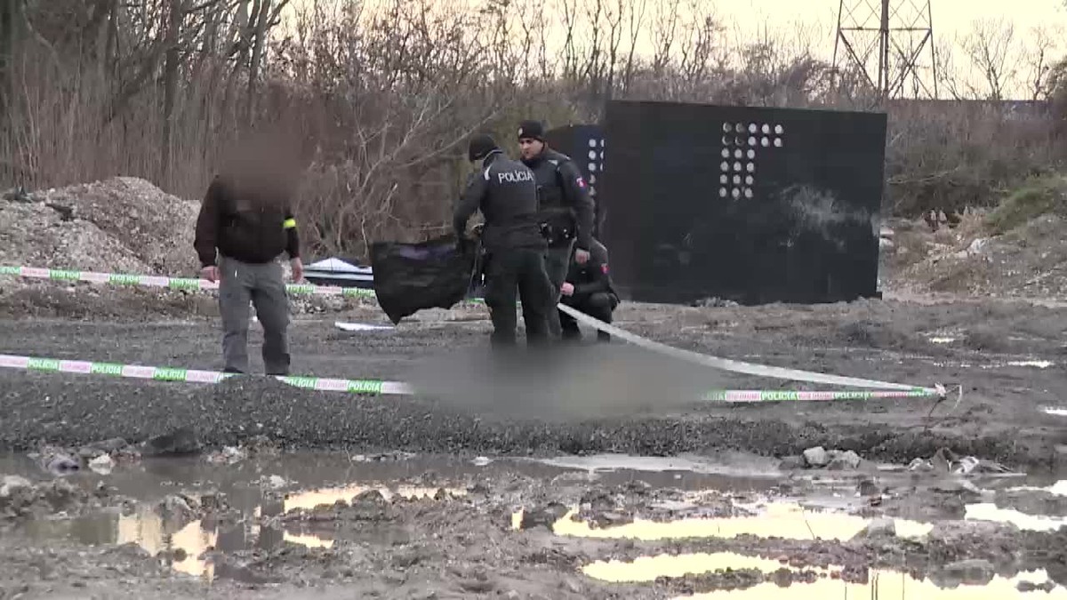 Polícia už vie, kto je nahý muž v ponožkách. Podľa informácií TV JOJ mu našli v tele drogy