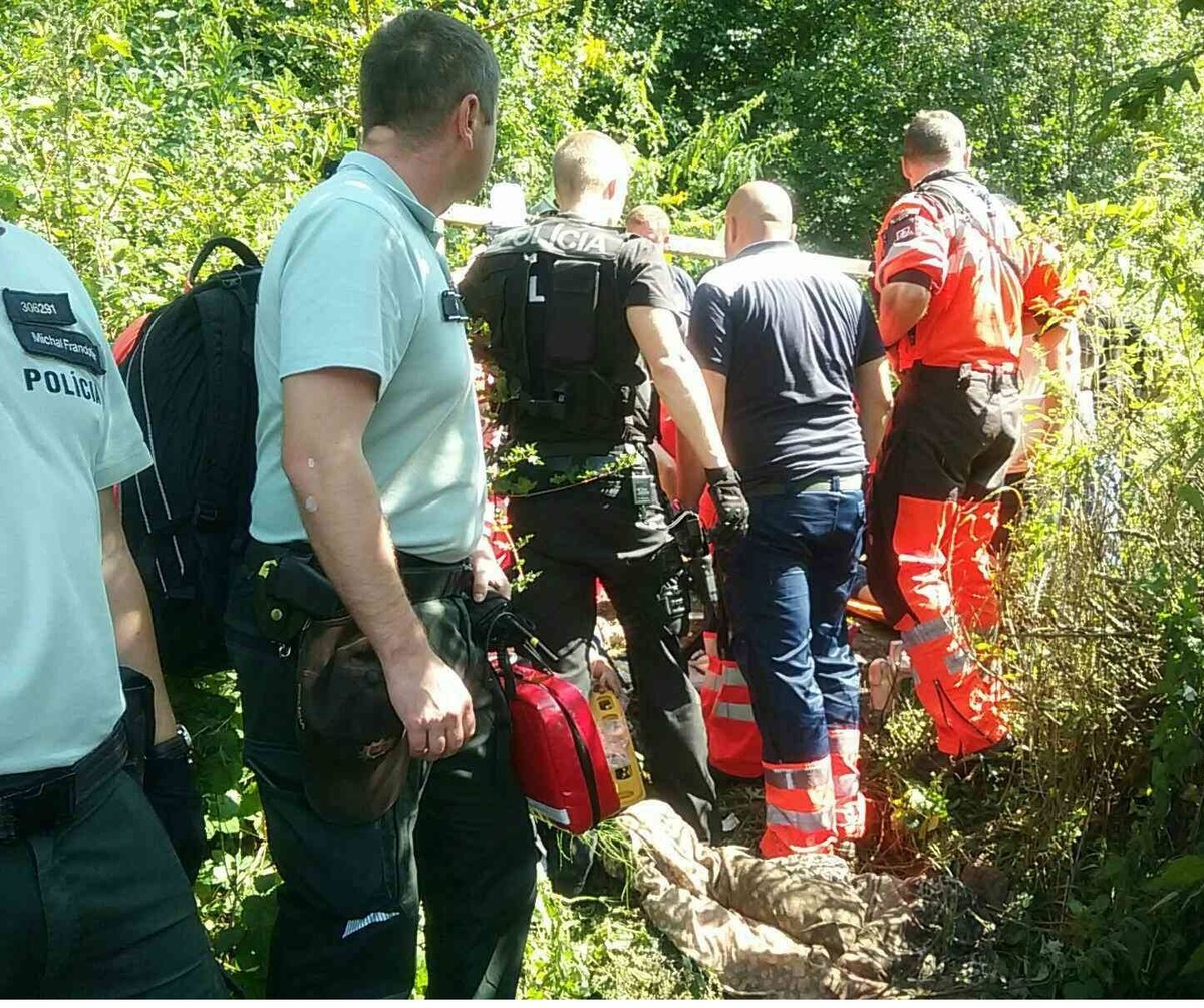 Dve deti skončili po zosuve pôdy pod hlinou. Jedno v bezvedomí odviezol vrtuľník