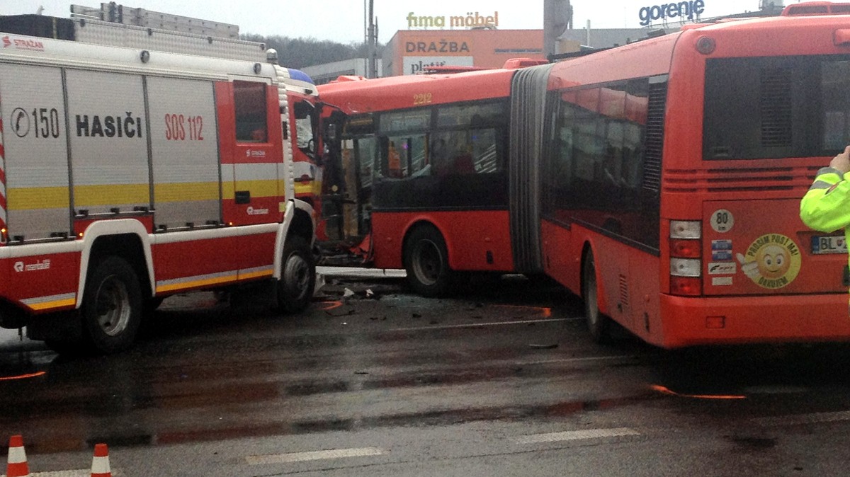 V Bratislave Sa Zrazili Hasici S Autobusom 14 Zranenych Noviny Sk