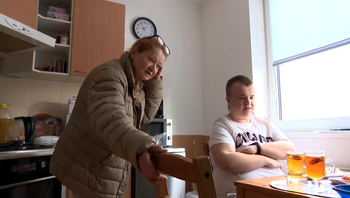 Roky opatruje svojho syna. Keď začala poberať dôchodok, opatrovateľský príspevok jej zrazili na polovicu