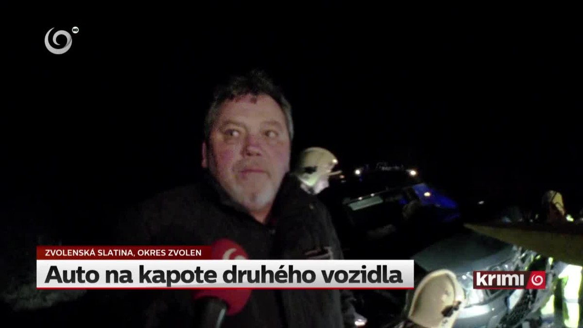 Auto na kapote druhého vozidla