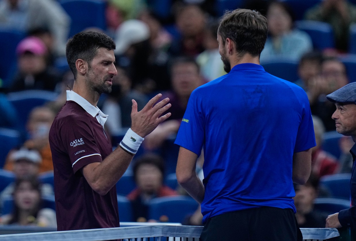 Šokujúci koniec semifinále! Medvedev bol diskvalifikovaný, Djokovič oslavuje postup