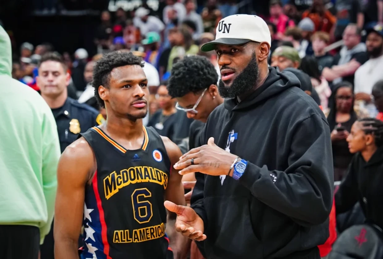 Novú sezónu NBA otvorí duel majstrovských Knicks proti 76ers s Lebronom Jamesom