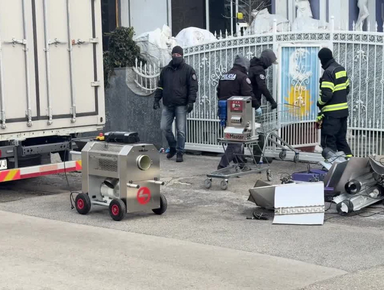 Rozsiahla policajná akcia v Pezinku: Cieľom je drogová trestná činnosť