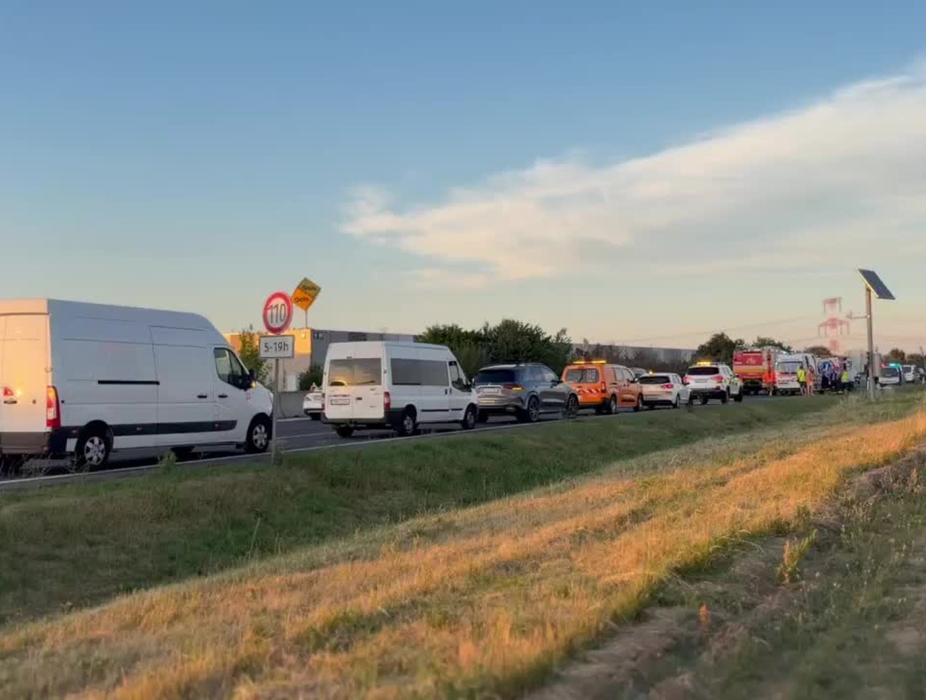 Vážna nehoda na D1: Nákladiak narazil do diaľničnej patroly a pracovníkov NDS