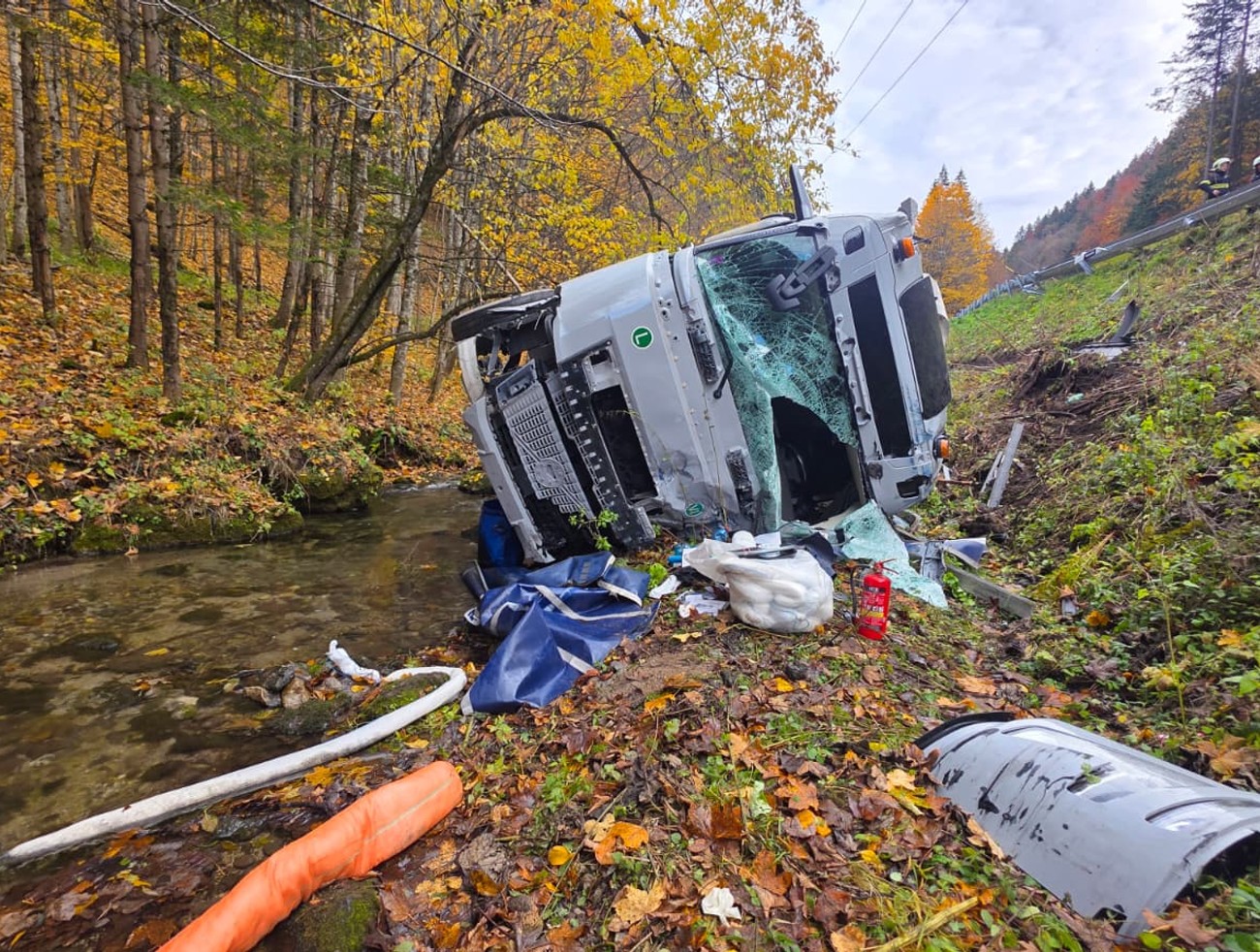 VIDEO: Dramatická zrážka dvoch kamiónov na Donovaloch, cesta je zablokovaná