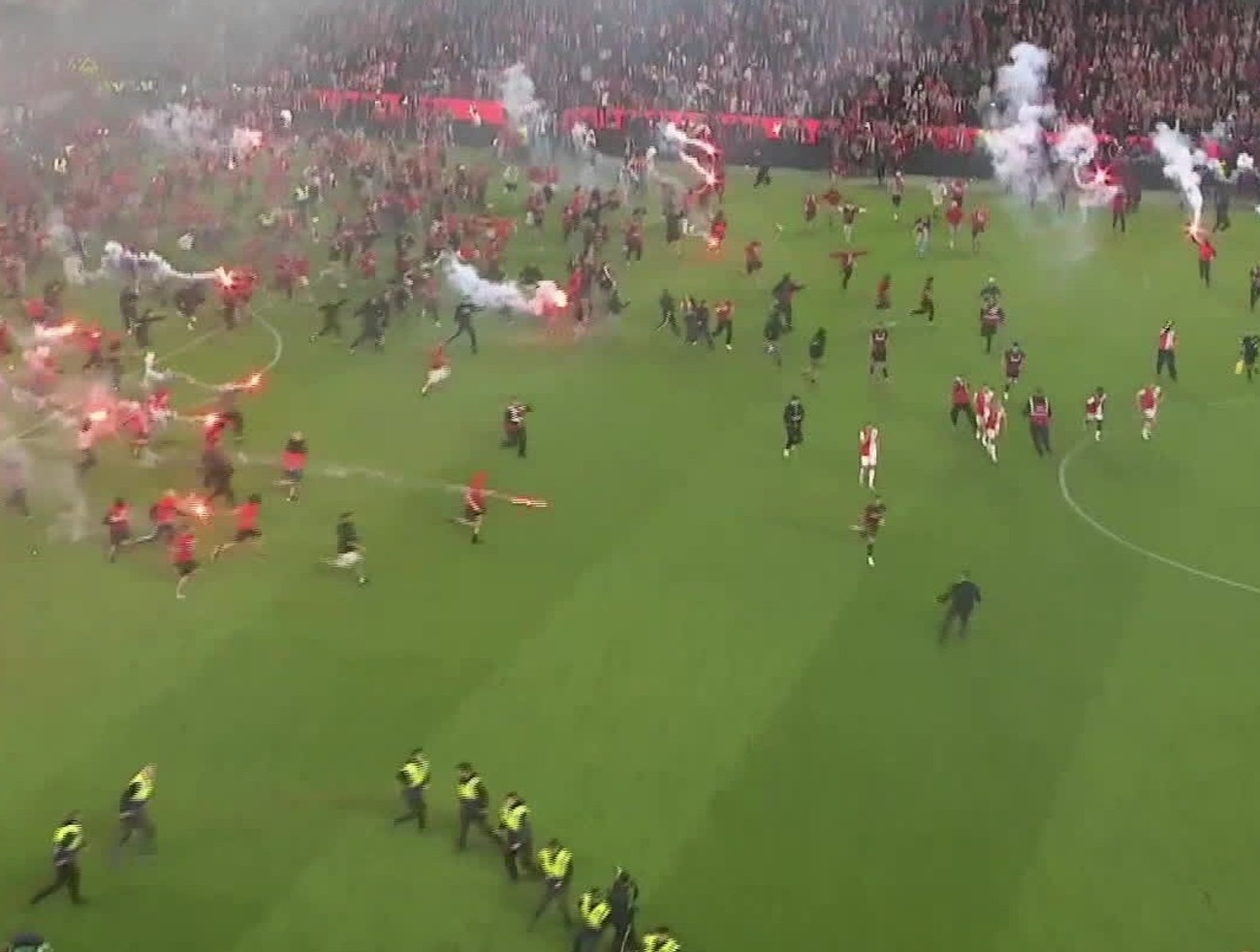 Pražské derby prerušili po útoku na hráčov Sparty, polícia rieši výtržníctvo