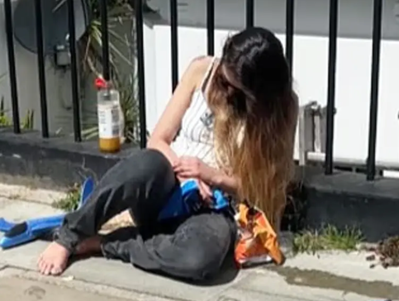 Škandál v kráľovskej rodine! Zdrogovaná členka na ulici, jej malé dieťa sa zatiaľ pri nej hralo!