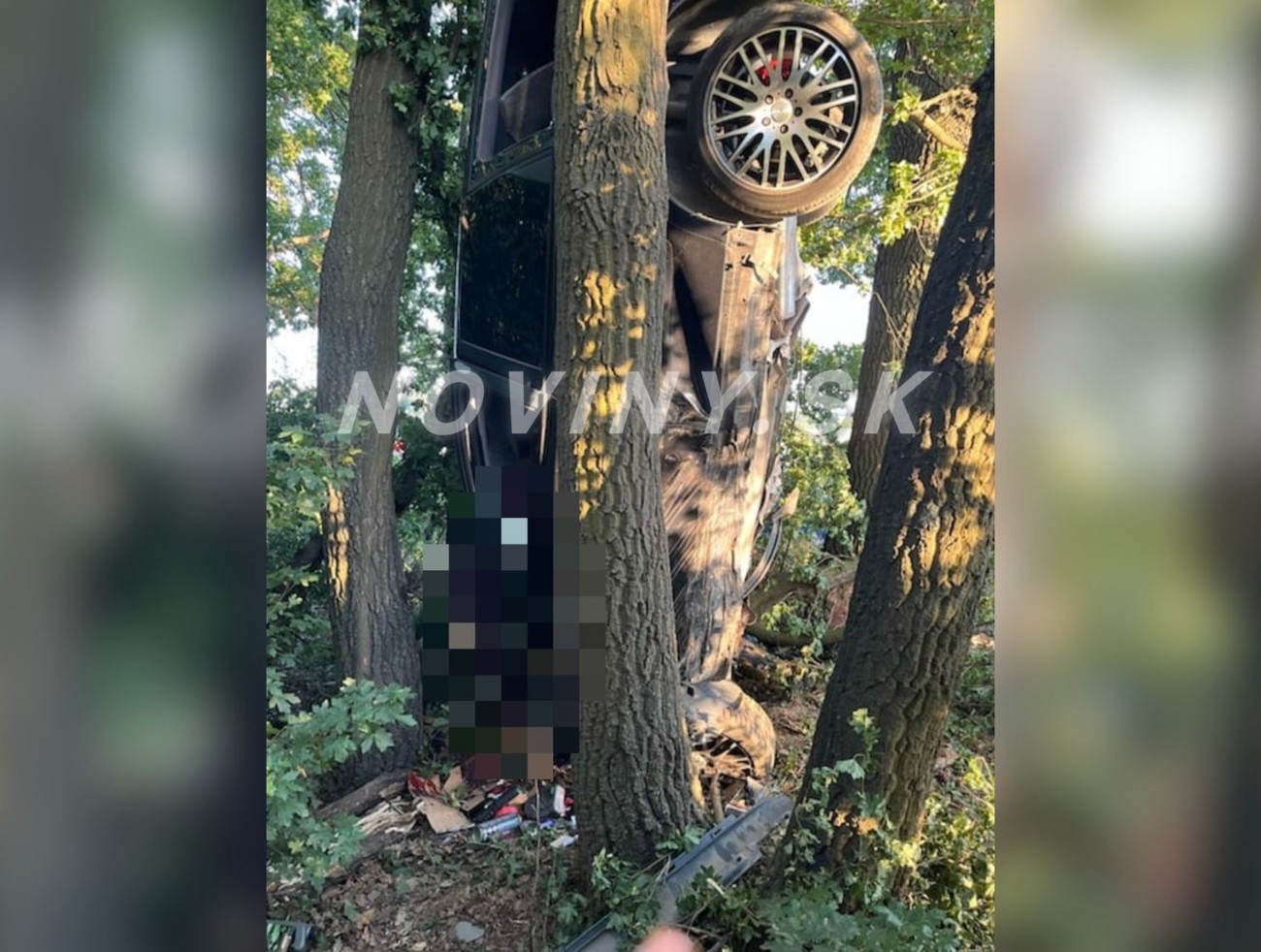 Muž (†30) zomrel pri tragickej nehode. Auto skončilo po náraze zapichnuté v zemi