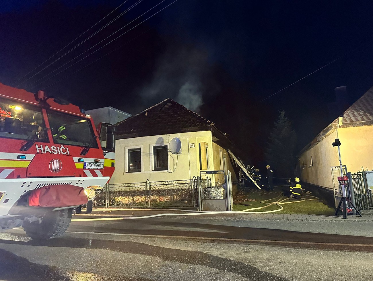 Rodinný dom zachvátili plamene. Staršiu pani previezli do nemocnice