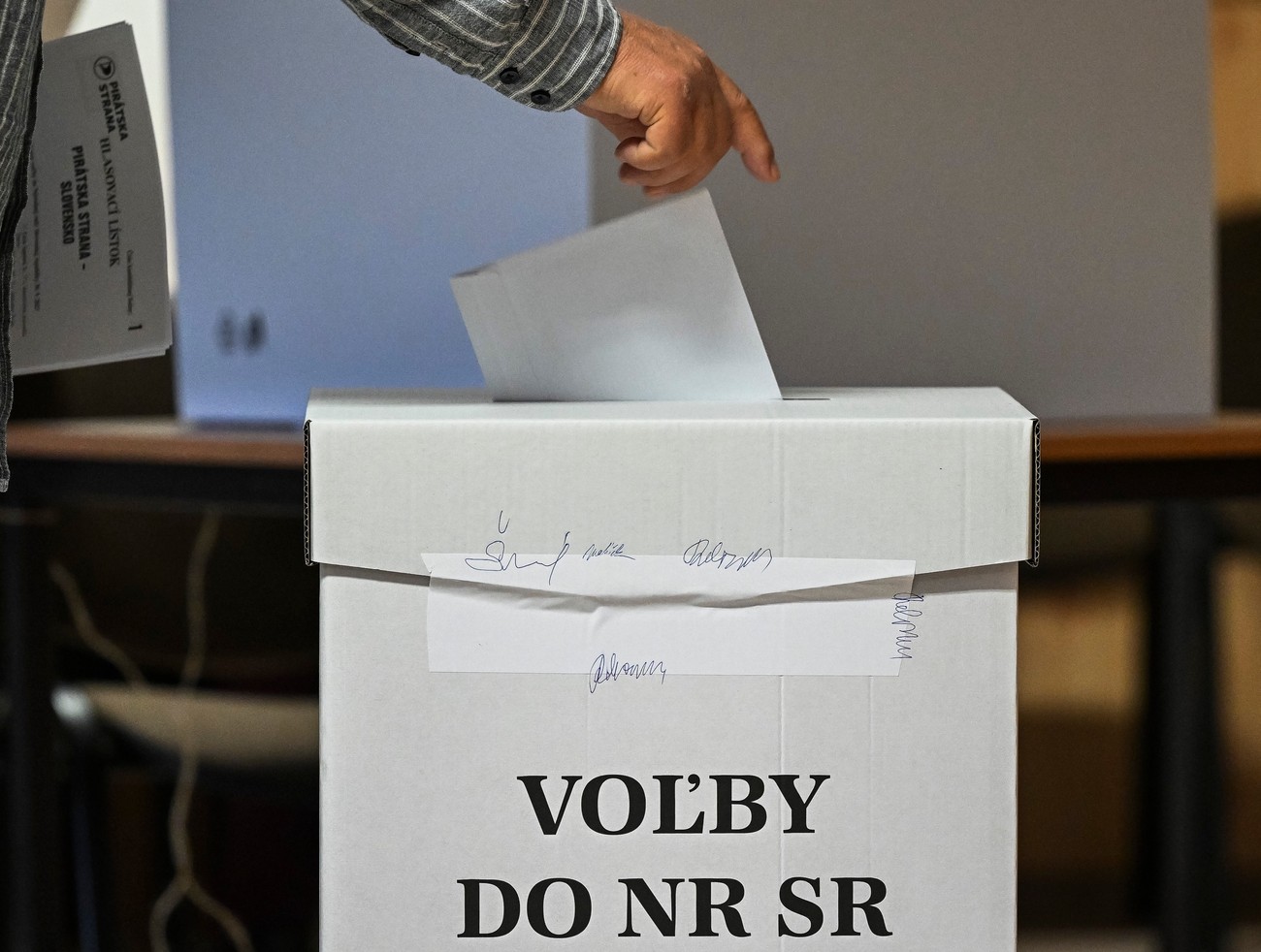 Politológ: Zmena voľby zo zahraničia by pomohla vládnym stranám