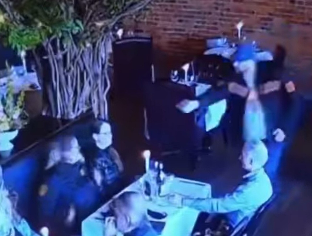 VIDEO: Chcel zastreliť bývalú manželku v reštaurácii. Zbraň nevystrelila