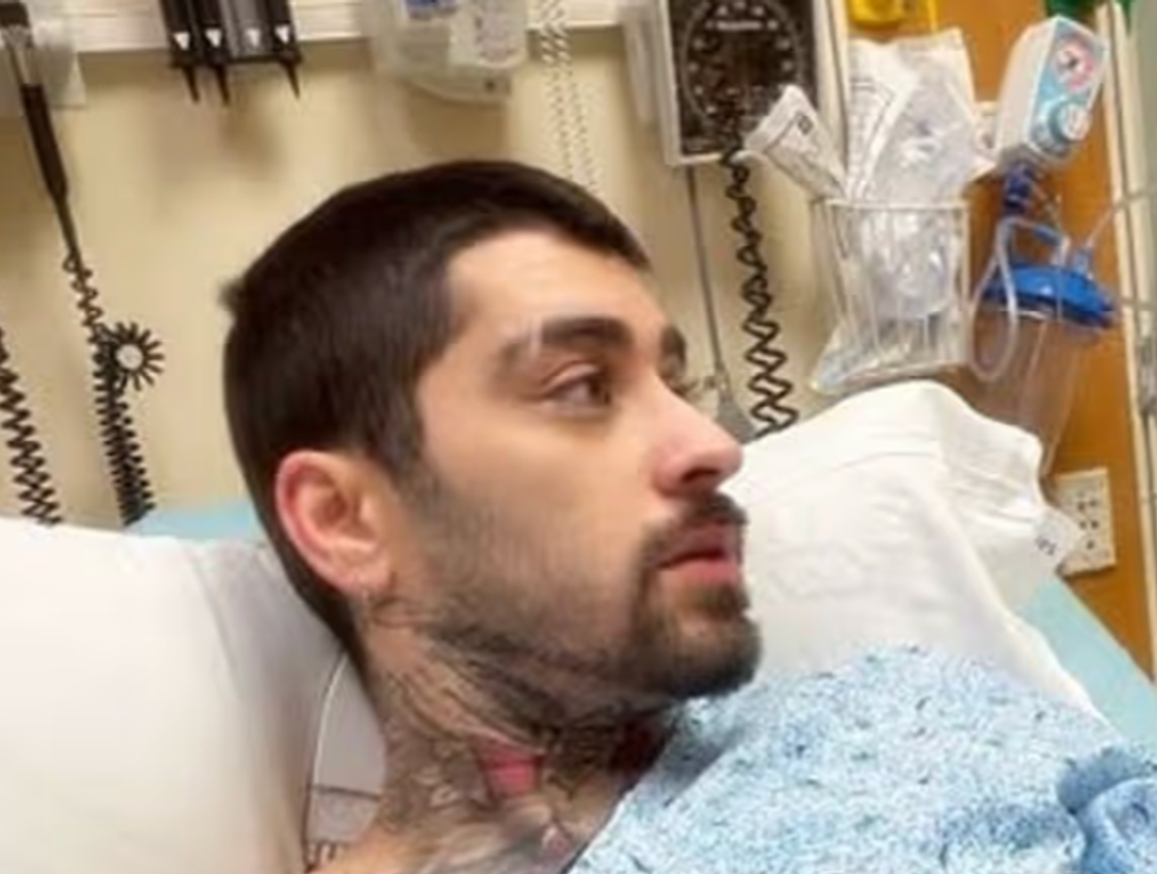 Známy spevák znepokojil fanúšikov! Mal vyrážať na turné, namiesto toho je náhle hospitalizovaný!