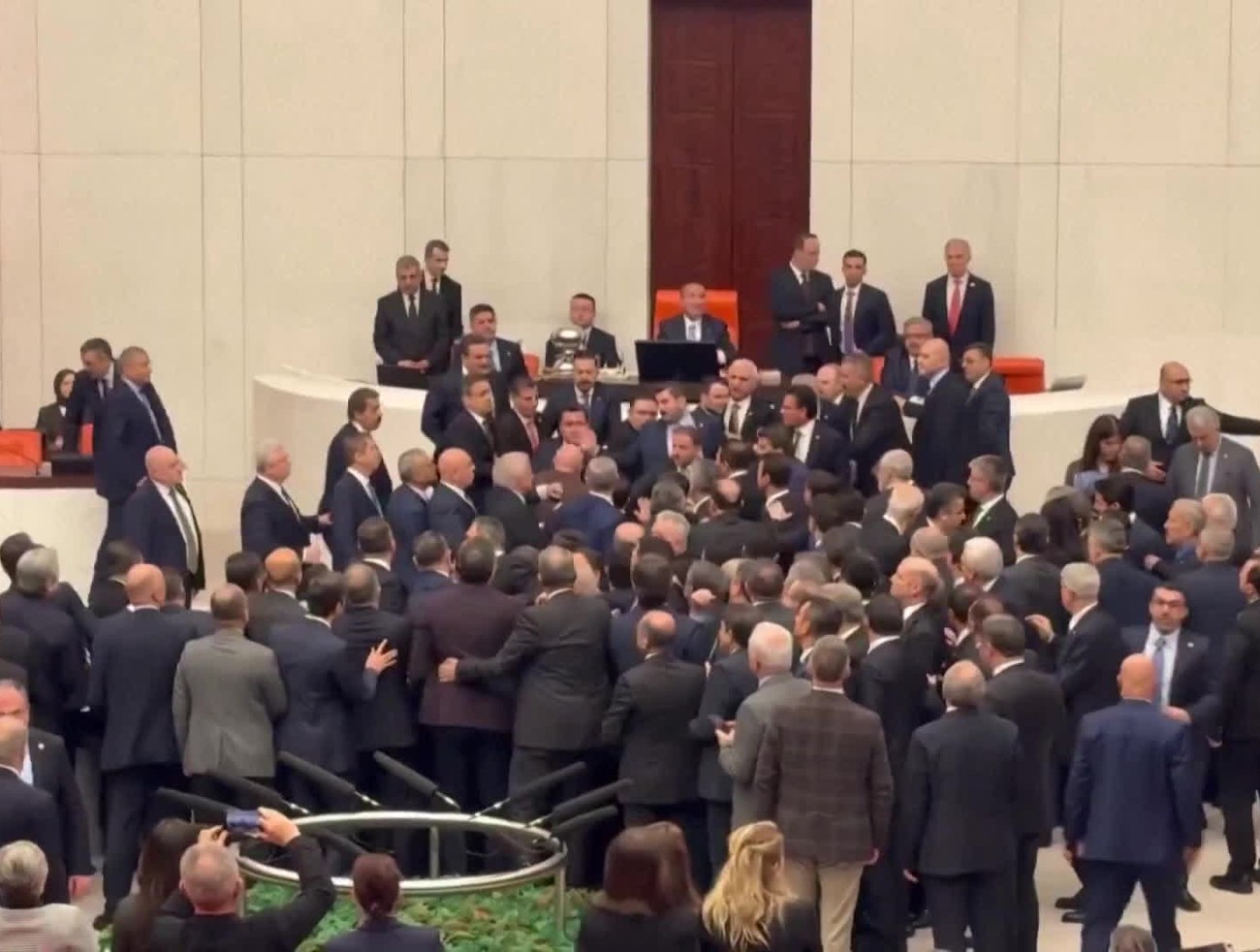 VIDEO: Bitka pri skladaní prísahy nového tureckého ministra spravodlivosti