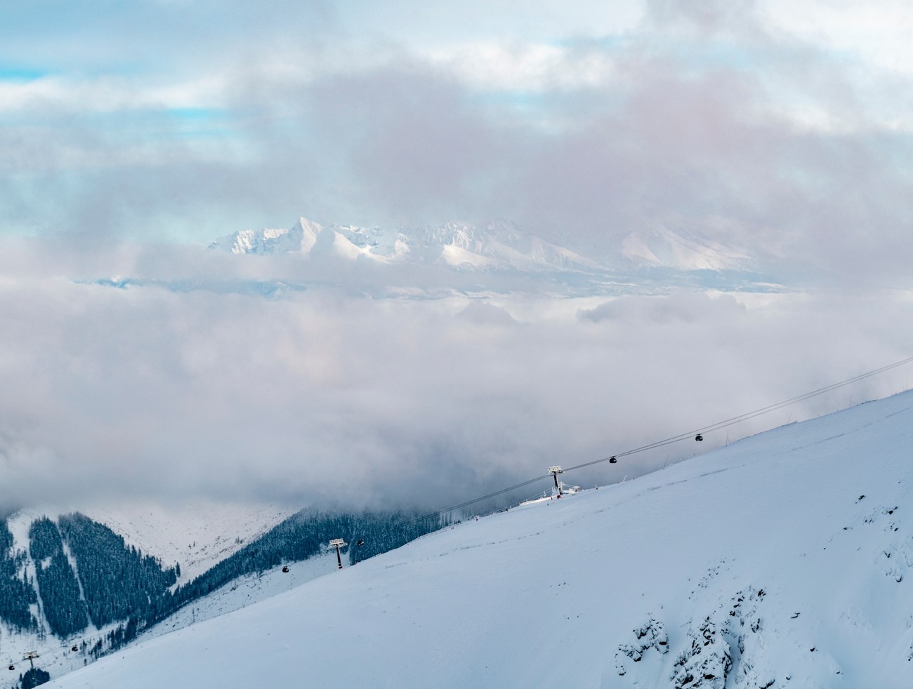 V Nízkych Tatrách zahynul 48-ročný turista, zasypala ho lavína