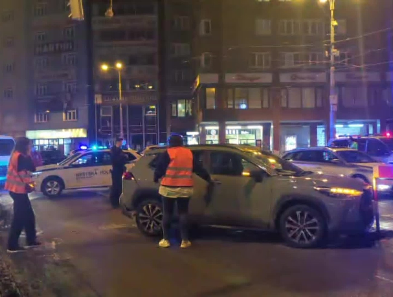 Chaos na Kamennom námestí: Auto zdemolovalo betónové črepníky a vydalo sa na útek