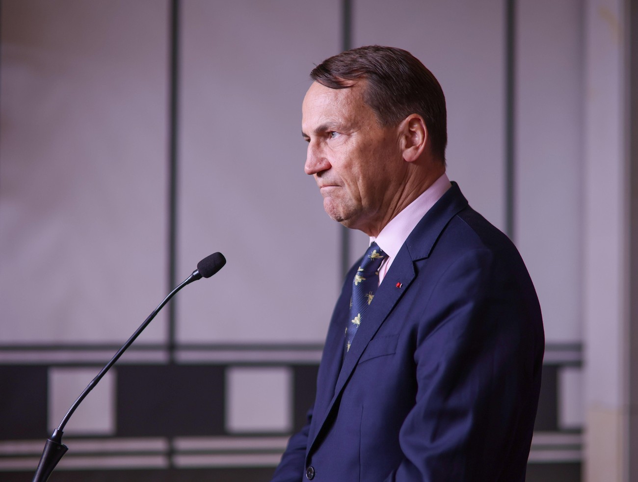 Sikorski tvrdí, že pozná Putinove plány: Vieme, čo plánuješ, nerob to