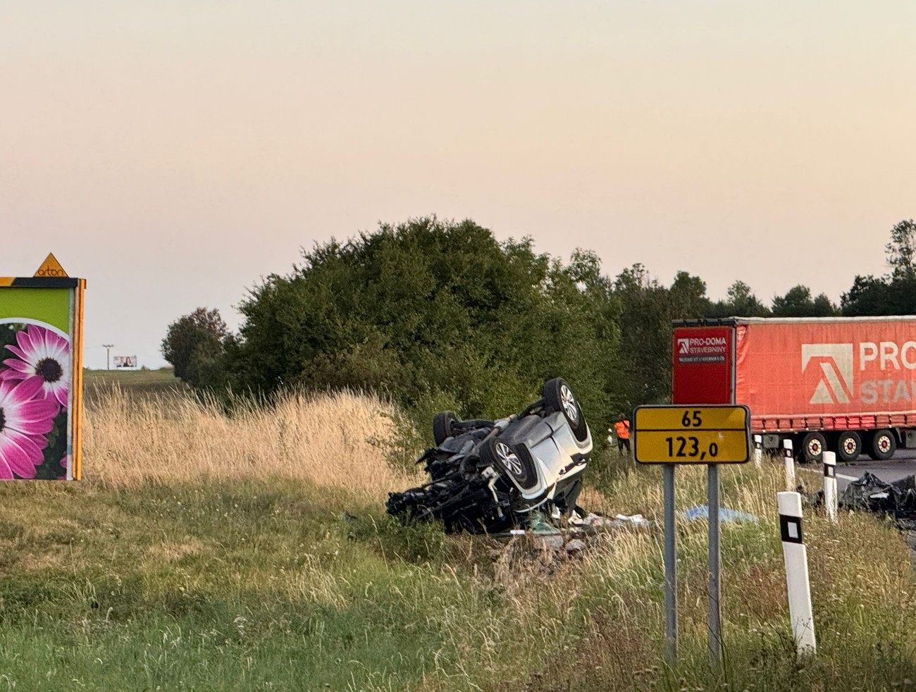 Tragická nehoda pri Martine: Zrážku s kamiónom neprežil vodič osobného auta