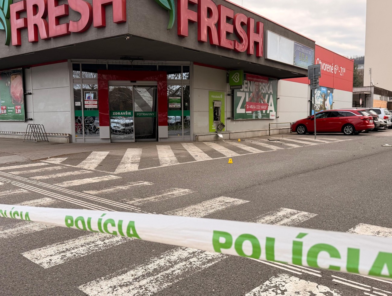 V Košiciach bol odpálený bankomat. Lupiči utiekli aj na kolobežkách