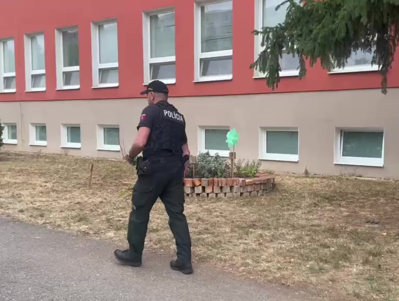 Michalovskú školu evakuovali pre bombovú hrozbu, pes označil podozrivé miesto