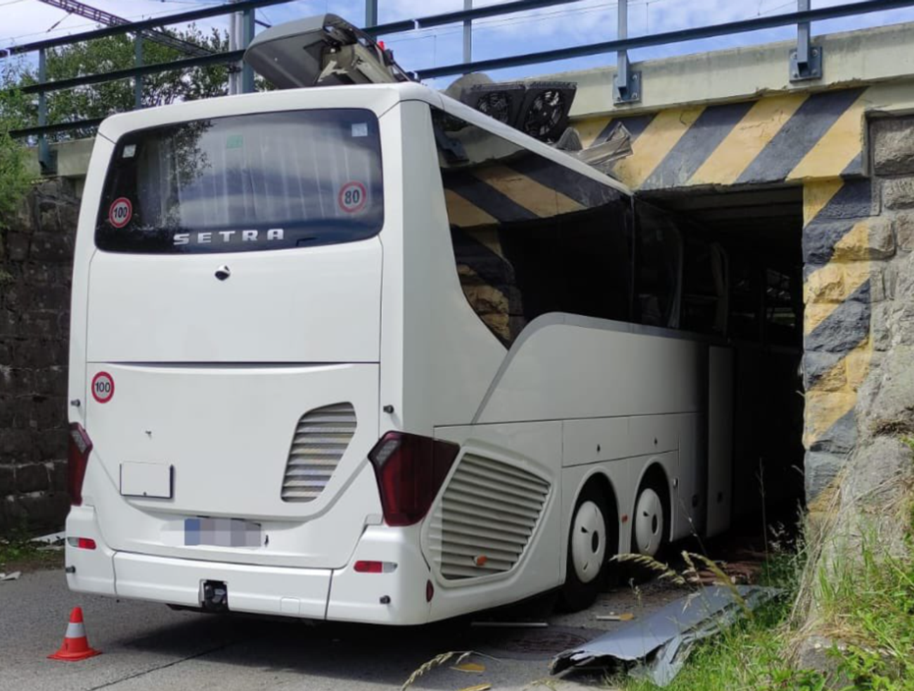 Autobus s turistami uviazol pod viaduktom. Pri nehode prišiel o strechu