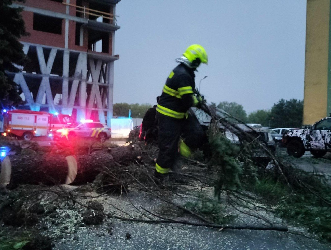 Prešovom sa prehnala silná búrka: Strom spadol na autá, vietor poškodil aj stavenisko