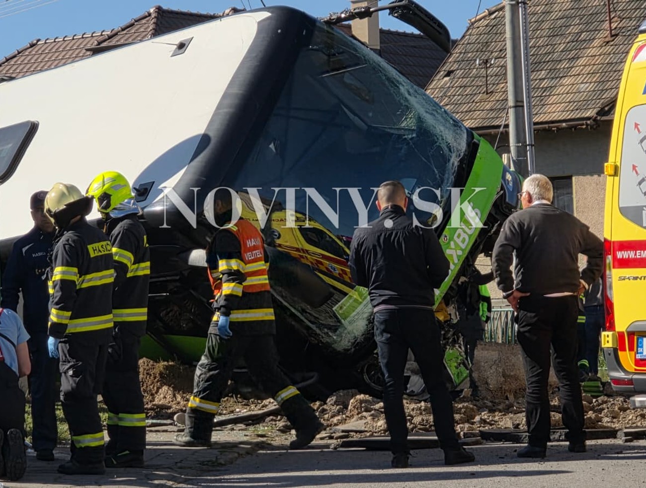 Pri Dobrej Nive havaroval autobus so 16 ľuďmi, zasahoval aj vrtuľník