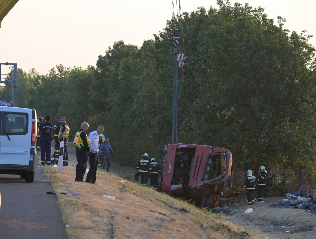 Na maďarskej diaľnici sa prevrátil poľský autobus, nehodu neprežilo 12 ľudí