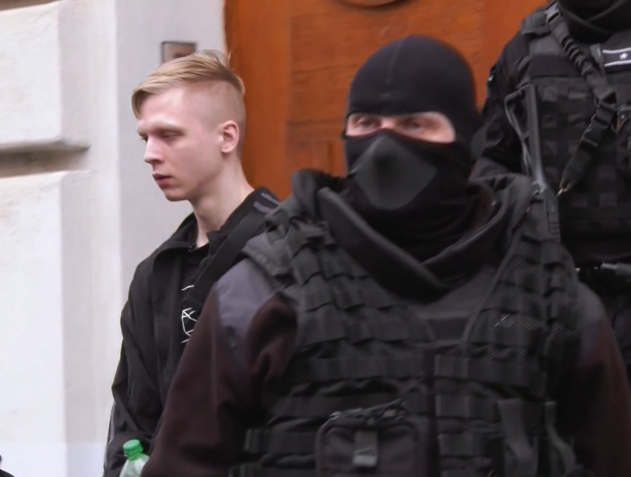 Študent obvinený z útoku na gymnáziu zostáva vo väzbe, sudca mu žiadosť opäť zamietol