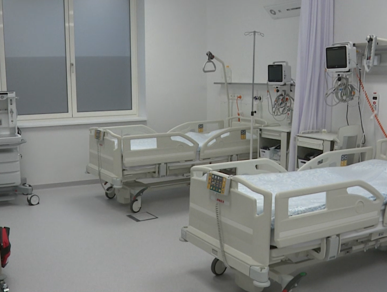 Nemocnica v Nitre funguje v núdzovom režime. Sanitky údajne odkláňajú