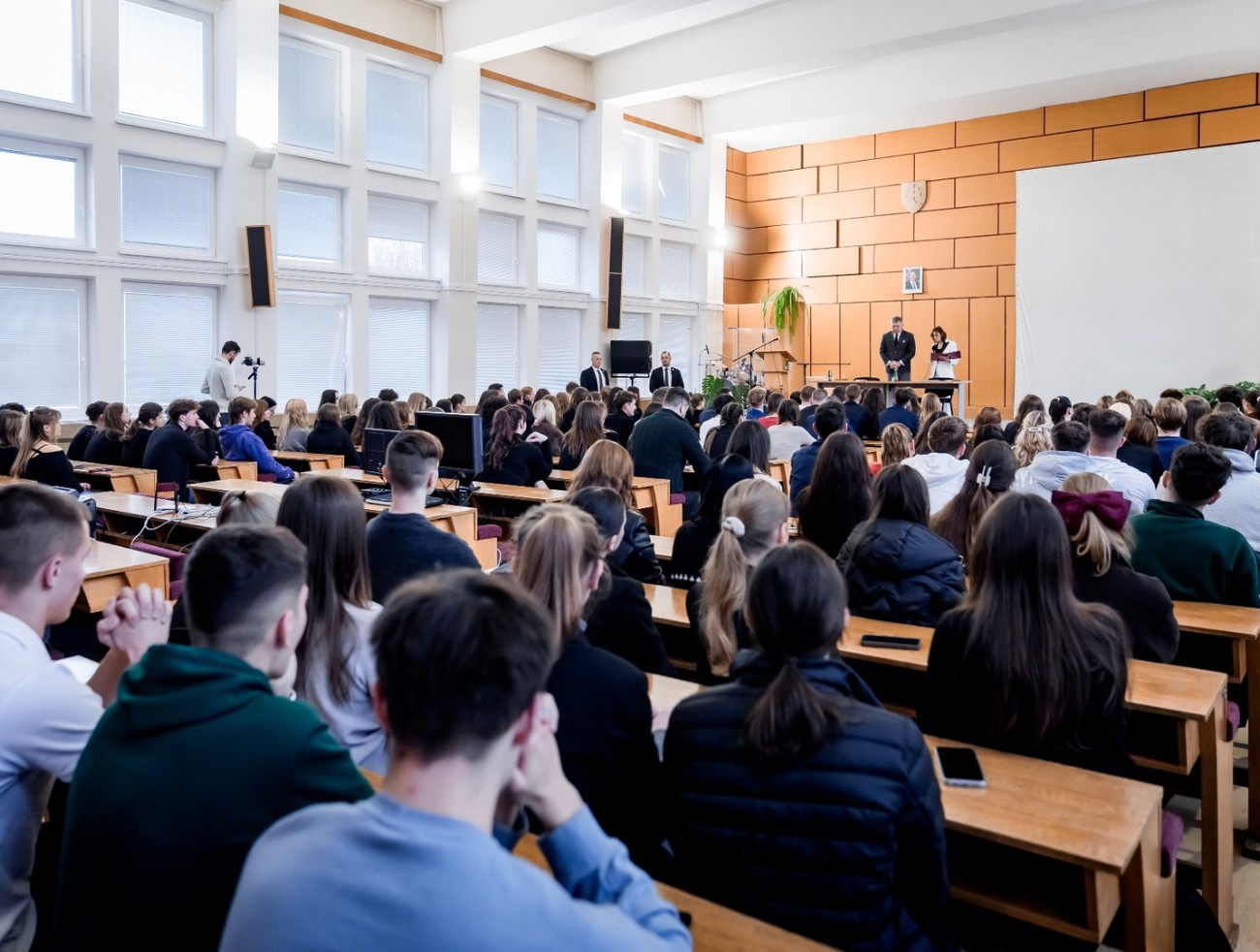 Učiteľ čelí hejtu pre odchod žiakov z prednášky s Ficom. Podľa riaditeľky konal v súlade s povinnosťami