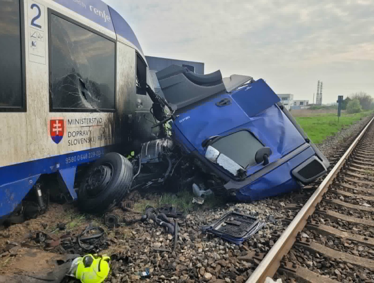 Tragédia pri Dunajskej Strede zastavila dopravu. Na mieste sú desiatky zranených a jedna obeť