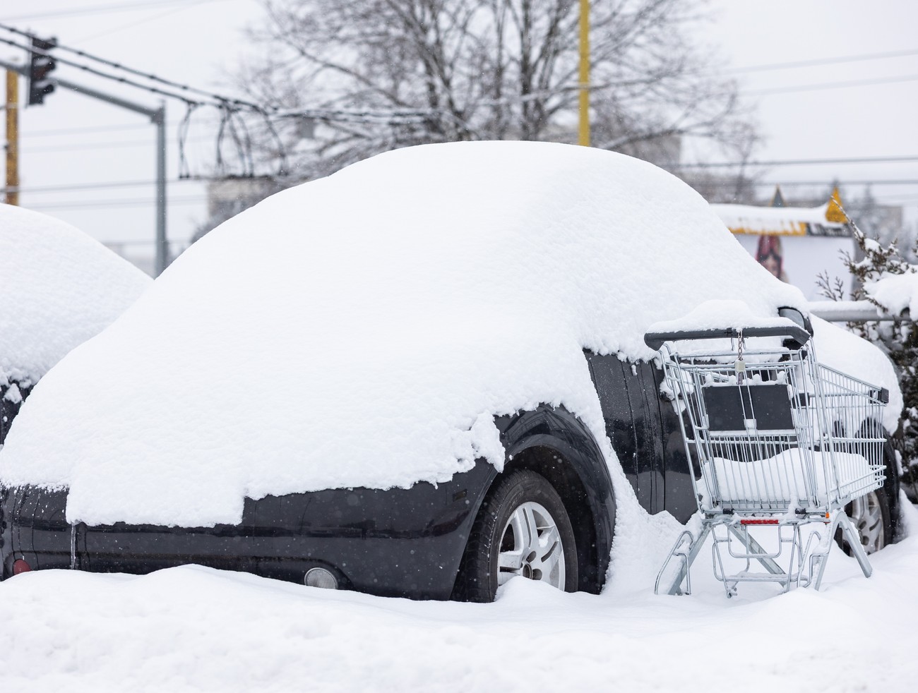 ONLINE: Autá v ľadovej škrupine, chodníky ako zrkadlo. Mrznúci dážď zmenil západ Slovenska na klzisko