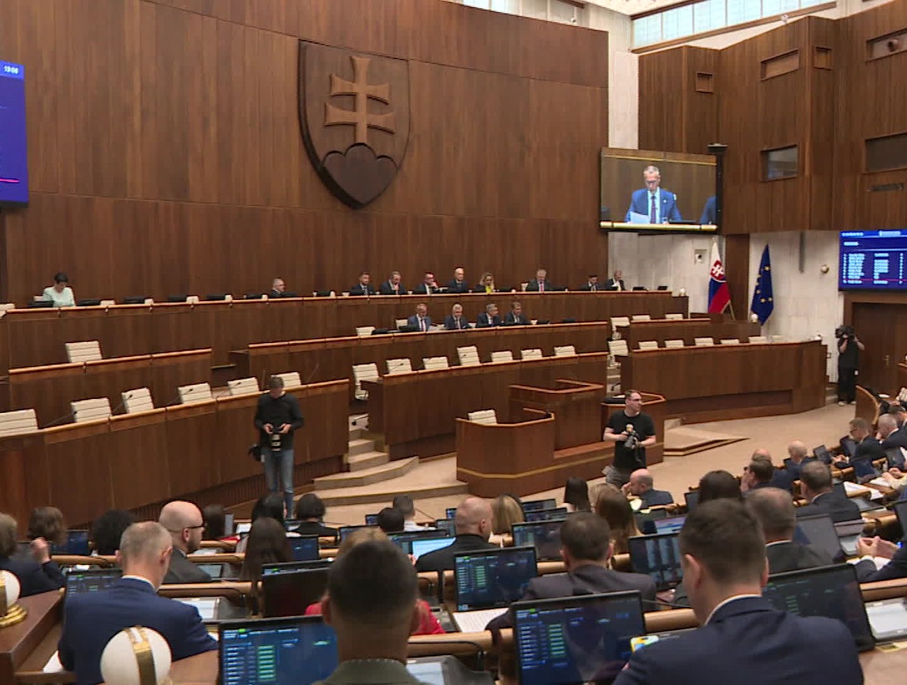 Poslanci sa po takmer troch mesiacoch vrátili do lavíc. Čaká ich necelých 300 bodov